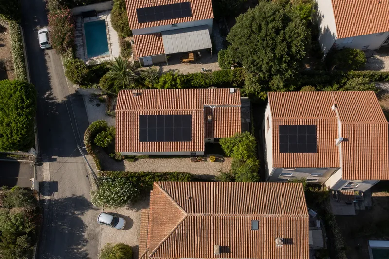 Vue aérienne de toits équipés de panneaux solaires