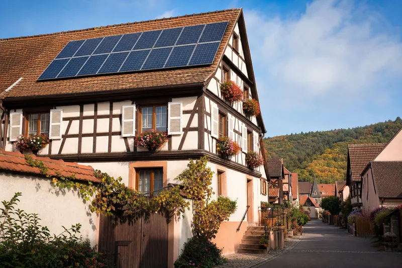 Maison équipée de panneaux solaires dans le Grand Est