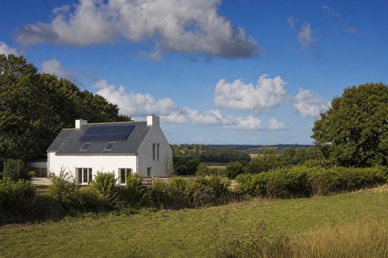 Maison équipée de panneaux solaires dans les Pays de la Loire