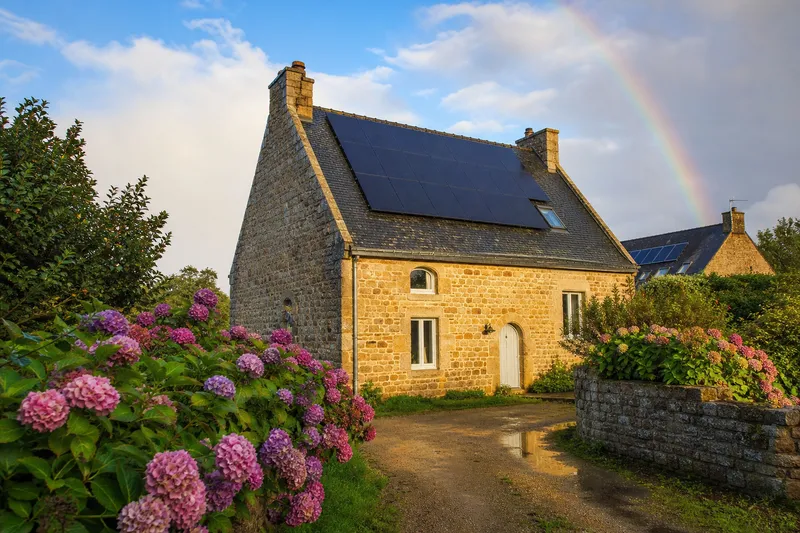 Maison équipée de panneaux solaires en Bretagne
