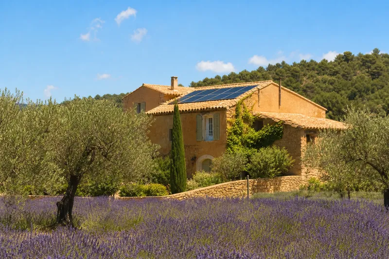 Maison équipée de panneaux solaires en Provence-Alpes-Côte d'Azur